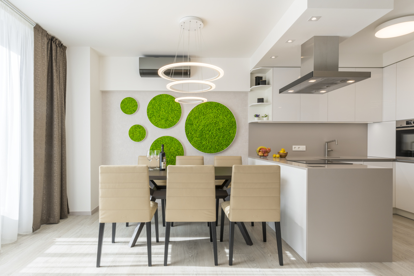 Koberec z&nbsp;Nepálu, kresba samuraja a&nbsp;tapeta od&nbsp;Banksyho