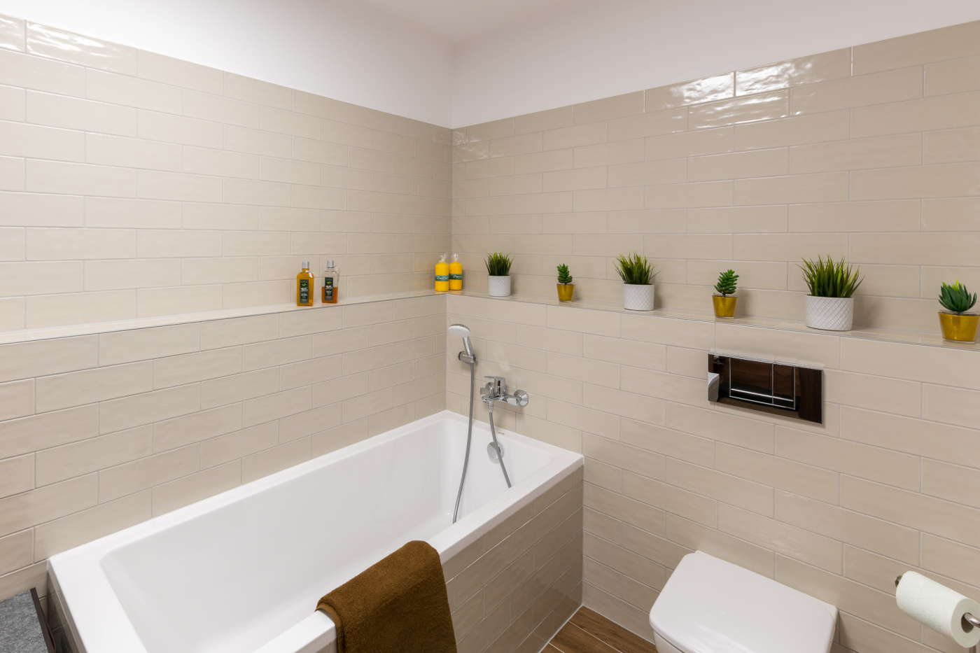 Koberec z&nbsp;Nepálu, kresba samuraja a&nbsp;tapeta od&nbsp;Banksyho