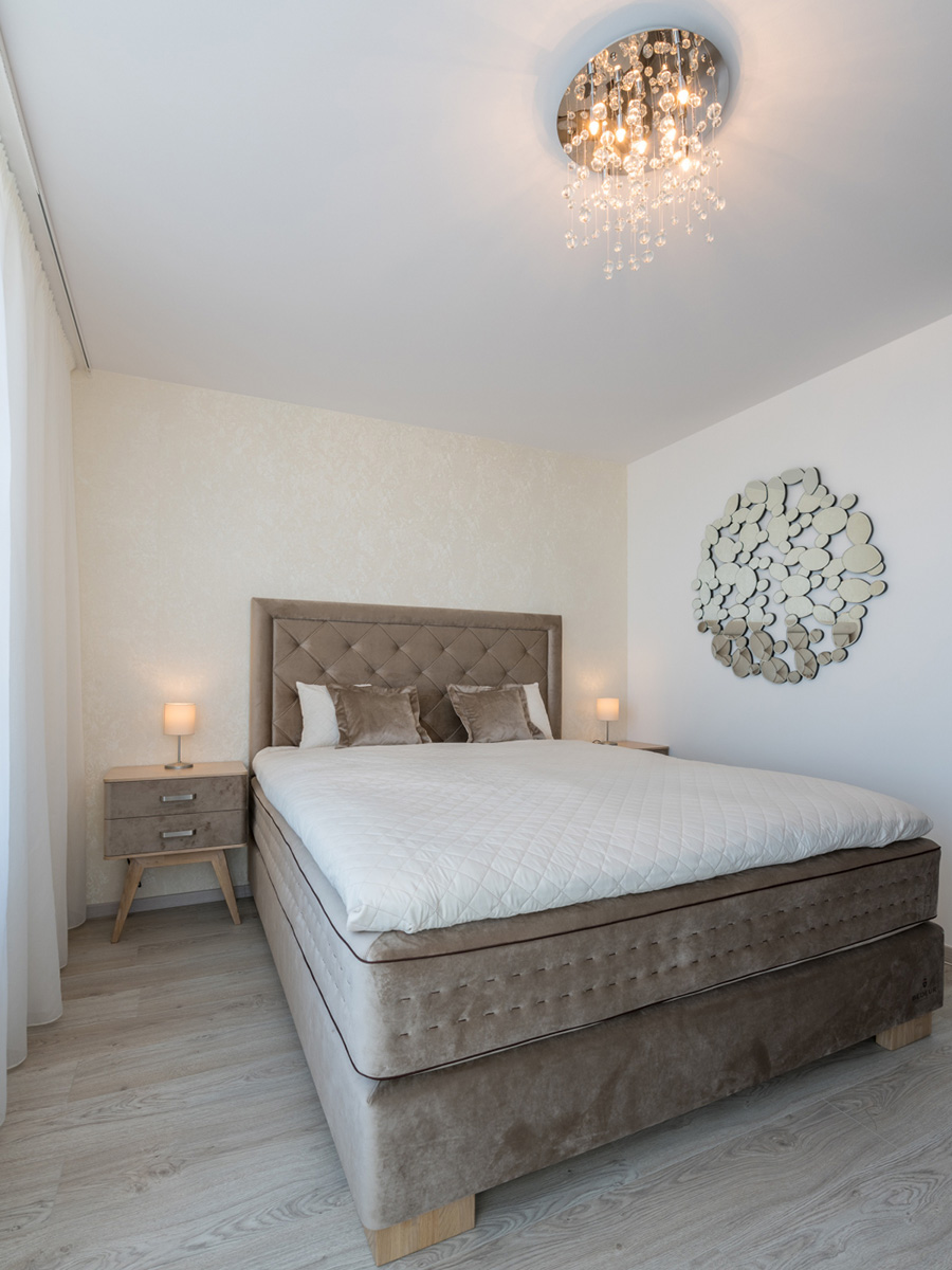 Koberec z&nbsp;Nepálu, kresba samuraja a&nbsp;tapeta od&nbsp;Banksyho