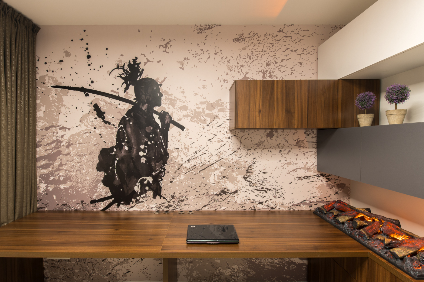 Koberec z&nbsp;Nepálu, kresba samuraja a&nbsp;tapeta od&nbsp;Banksyho