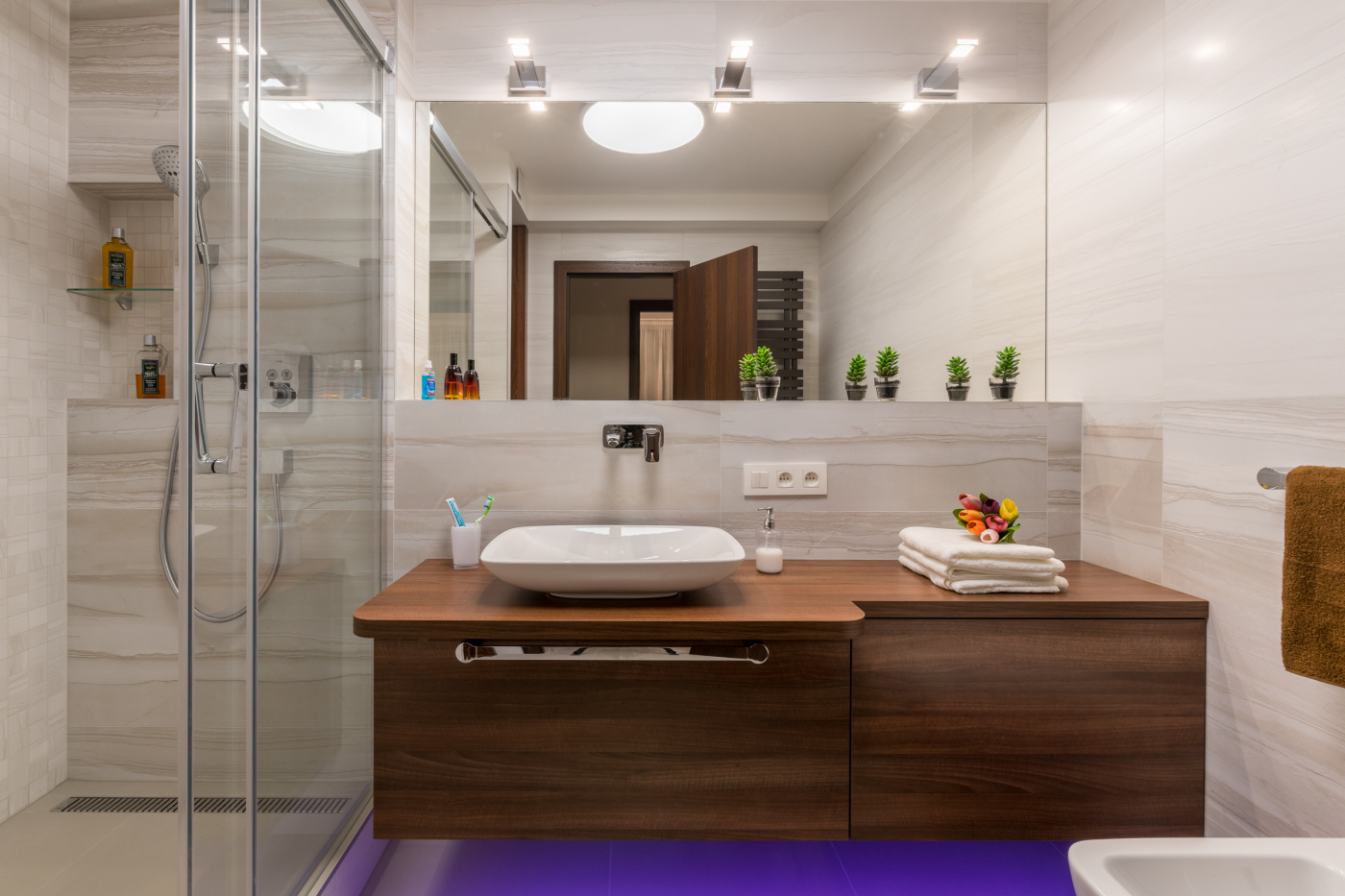 Koberec z&nbsp;Nepálu, kresba samuraja a&nbsp;tapeta od&nbsp;Banksyho