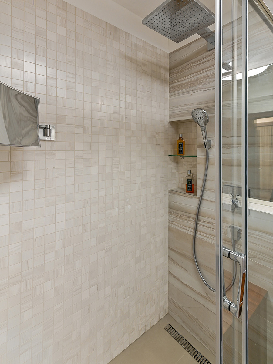 Koberec z&nbsp;Nepálu, kresba samuraja a&nbsp;tapeta od&nbsp;Banksyho