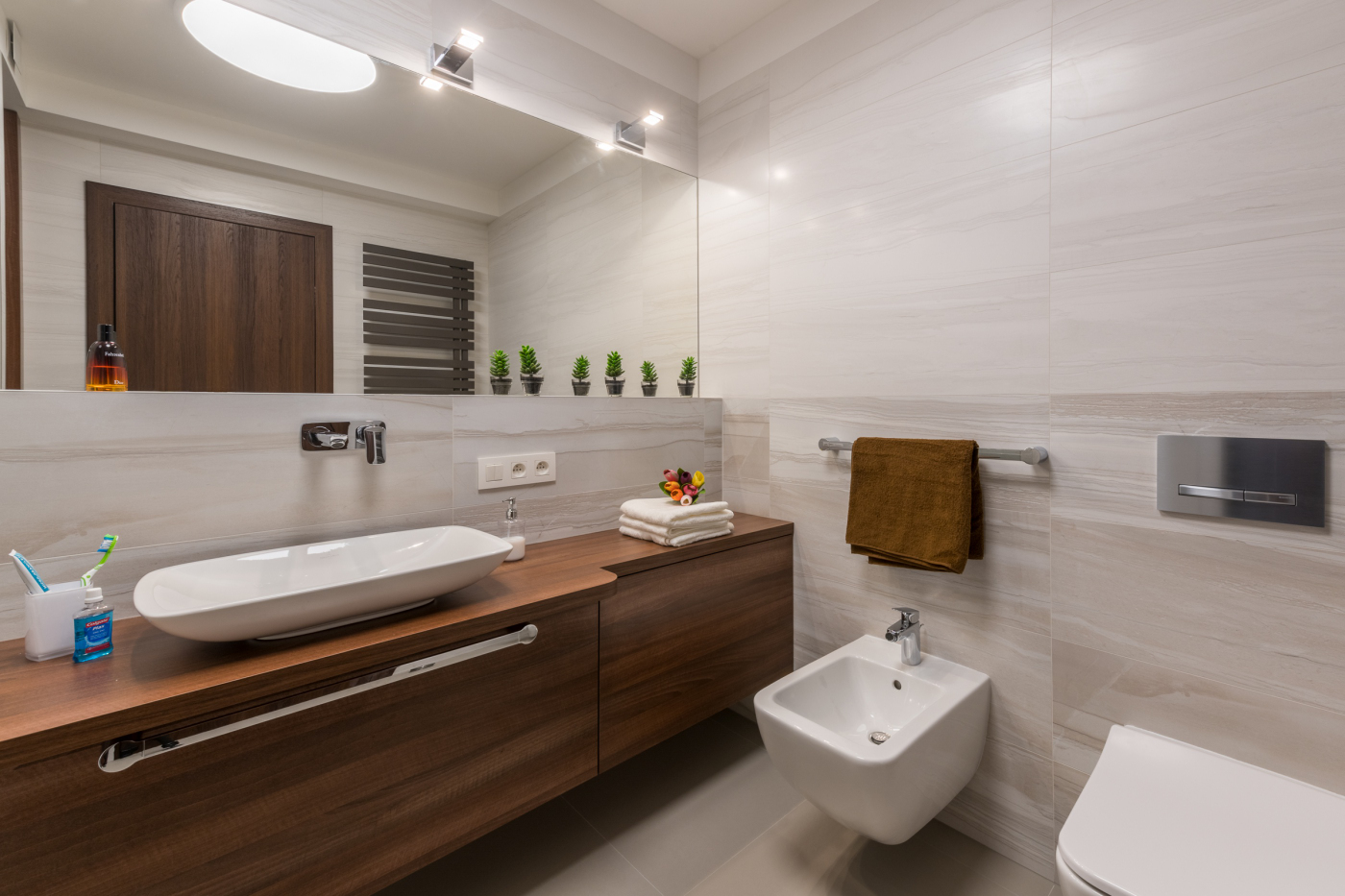 Koberec z&nbsp;Nepálu, kresba samuraja a&nbsp;tapeta od&nbsp;Banksyho