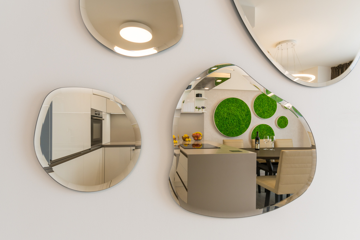 Koberec z&nbsp;Nepálu, kresba samuraja a&nbsp;tapeta od&nbsp;Banksyho