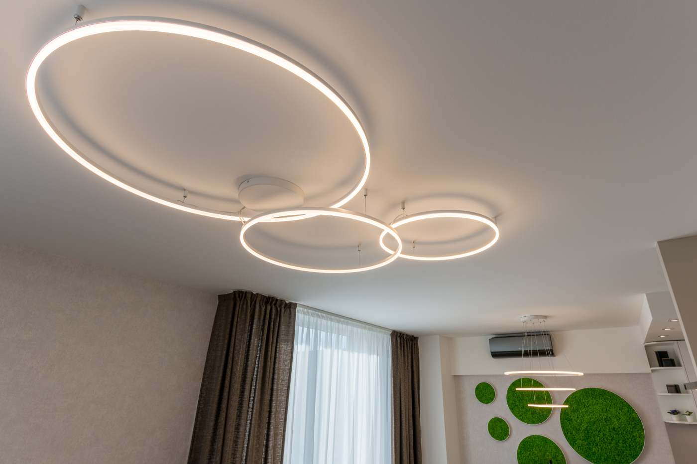 Koberec z&nbsp;Nepálu, kresba samuraja a&nbsp;tapeta od&nbsp;Banksyho