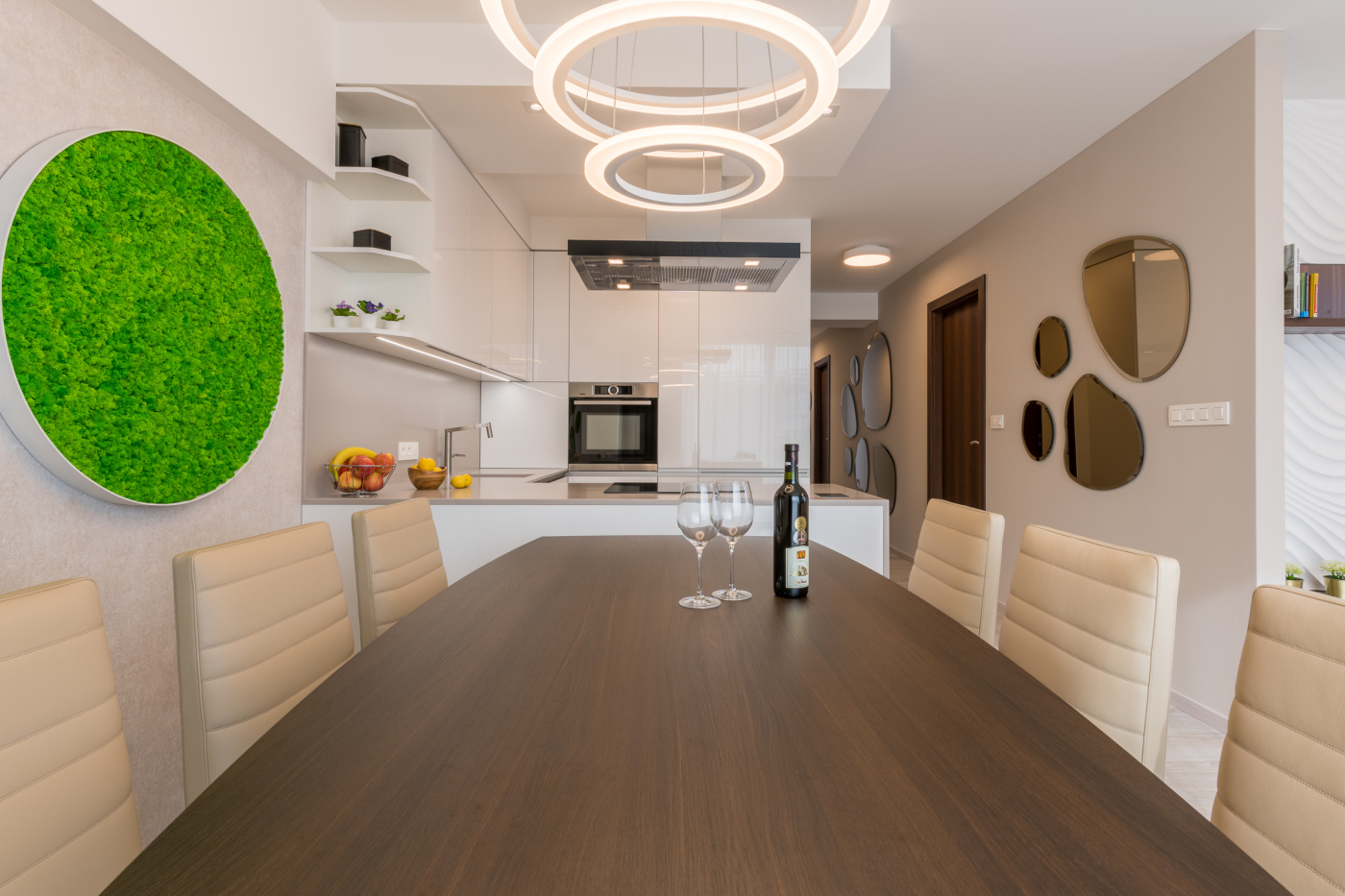 Koberec z&nbsp;Nepálu, kresba samuraja a&nbsp;tapeta od&nbsp;Banksyho