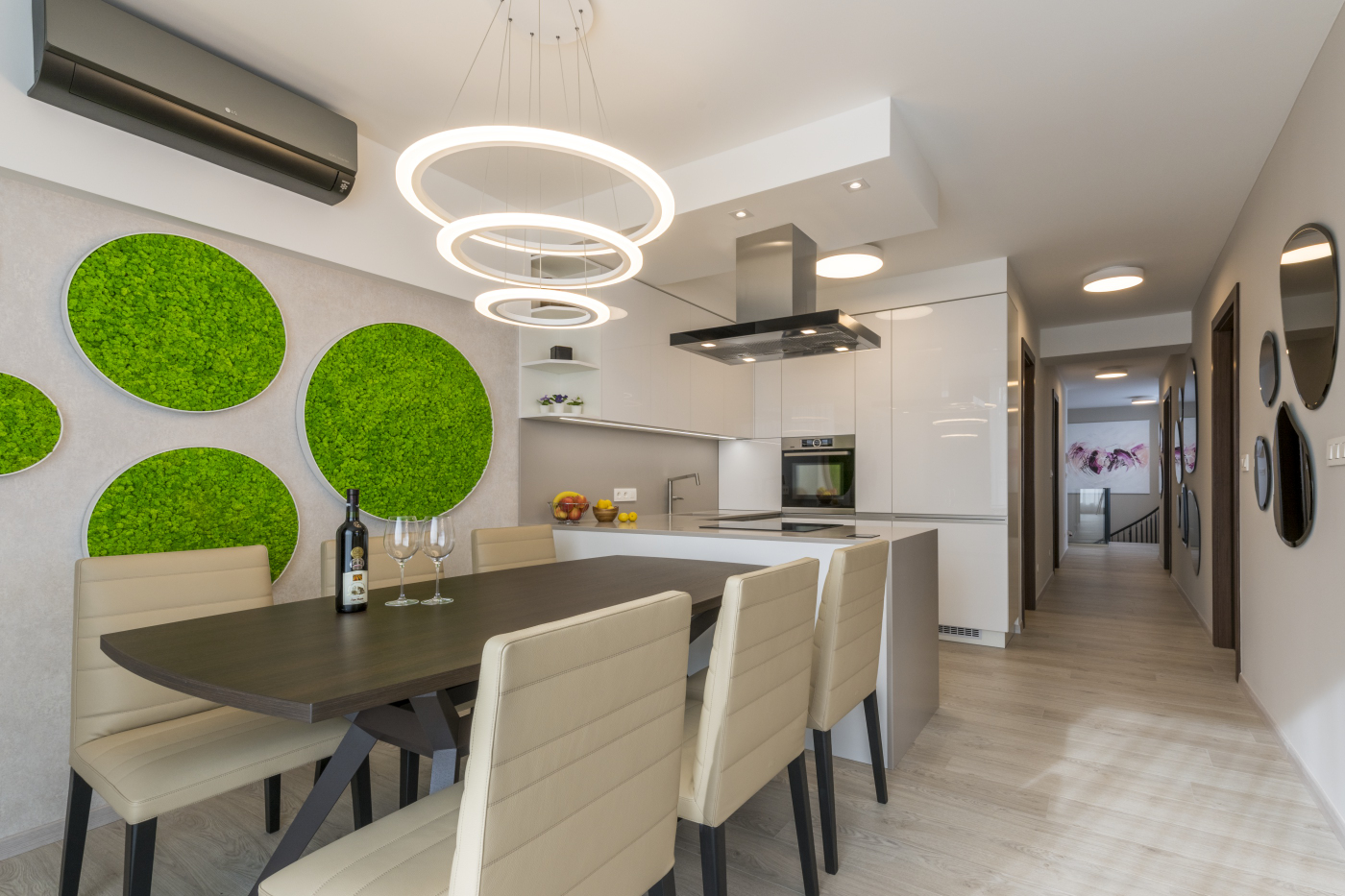 Koberec z&nbsp;Nepálu, kresba samuraja a&nbsp;tapeta od&nbsp;Banksyho