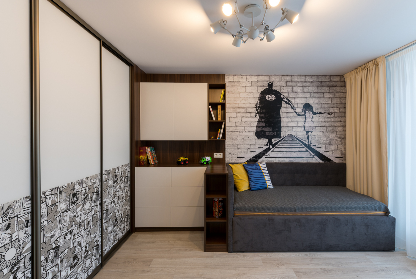 Koberec z&nbsp;Nepálu, kresba samuraja a&nbsp;tapeta od&nbsp;Banksyho