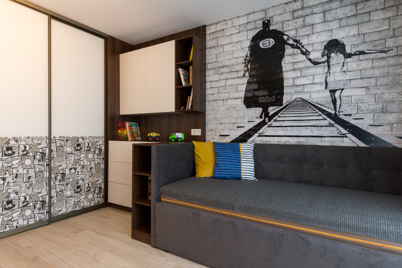 Koberec z&nbsp;Nepálu, kresba samuraja a&nbsp;tapeta od&nbsp;Banksyho