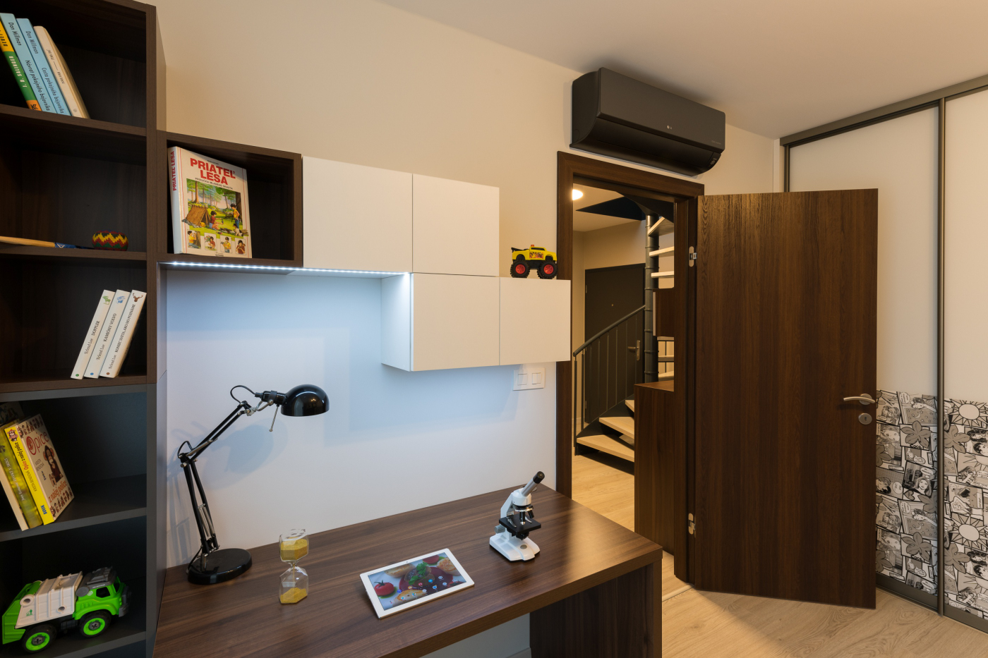 Koberec z&nbsp;Nepálu, kresba samuraja a&nbsp;tapeta od&nbsp;Banksyho