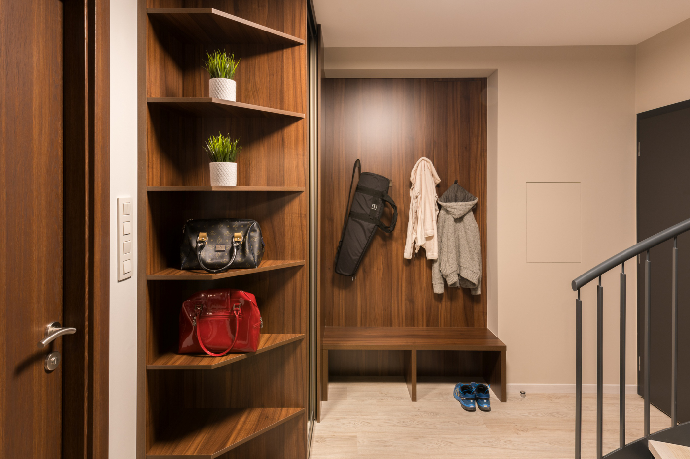 Koberec z&nbsp;Nepálu, kresba samuraja a&nbsp;tapeta od&nbsp;Banksyho