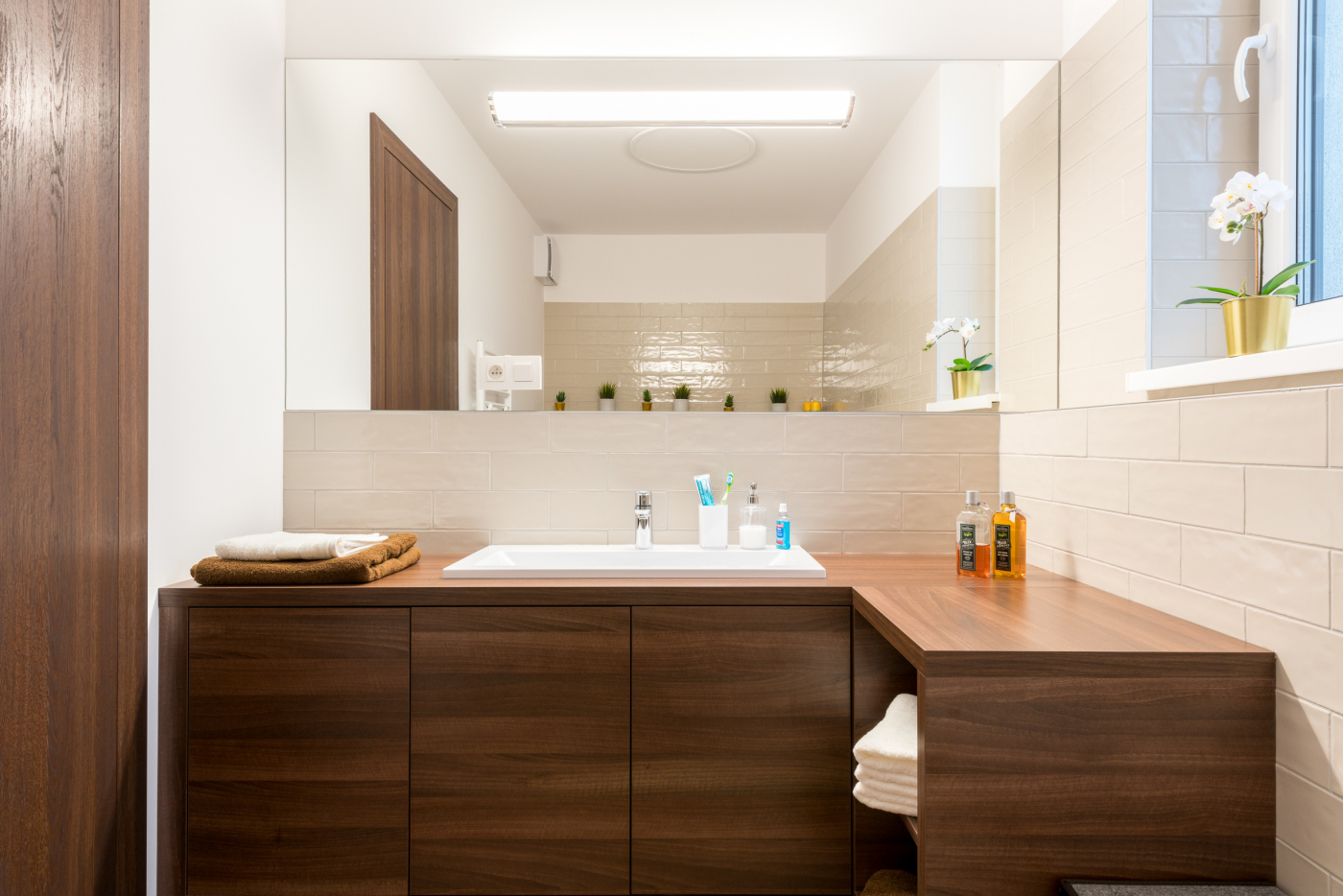 Koberec z&nbsp;Nepálu, kresba samuraja a&nbsp;tapeta od&nbsp;Banksyho