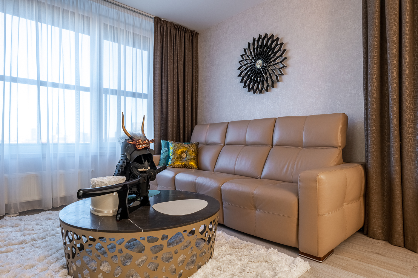 Koberec z&nbsp;Nepálu, kresba samuraja a&nbsp;tapeta od&nbsp;Banksyho