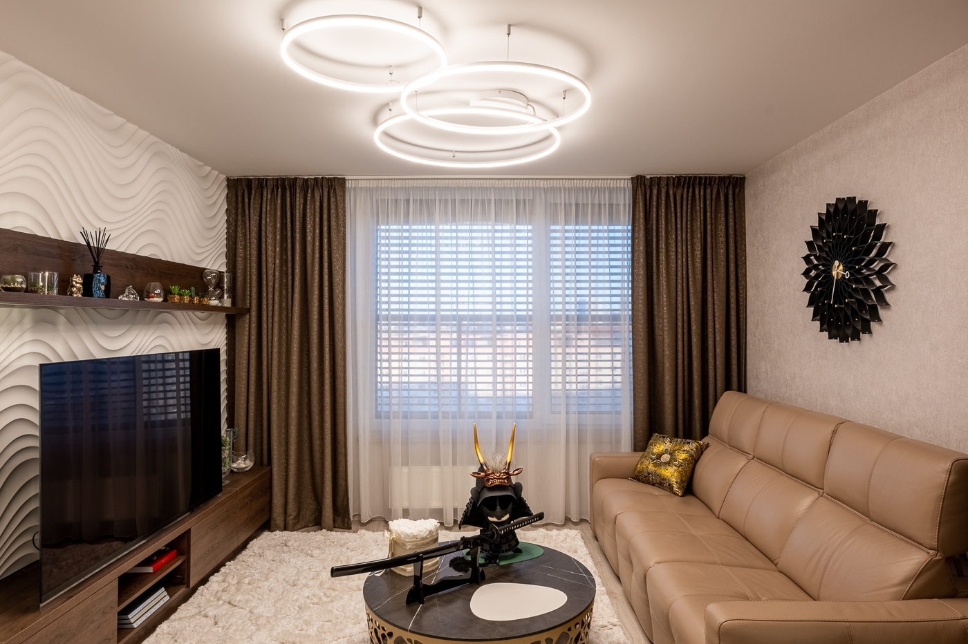 Koberec z&nbsp;Nepálu, kresba samuraja a&nbsp;tapeta od&nbsp;Banksyho